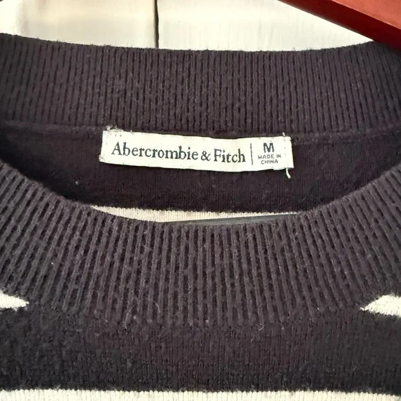 Abercrombie & Fitch Women’s Sweater T-Shirt Size Medium - Picture 2 of 5